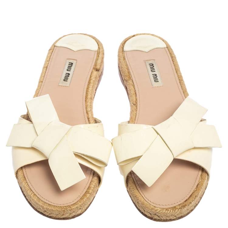 مملوكة مسبقًا Miu Miu White Patent Leather Espadrille Bow Flat Slide Sandals Size 39