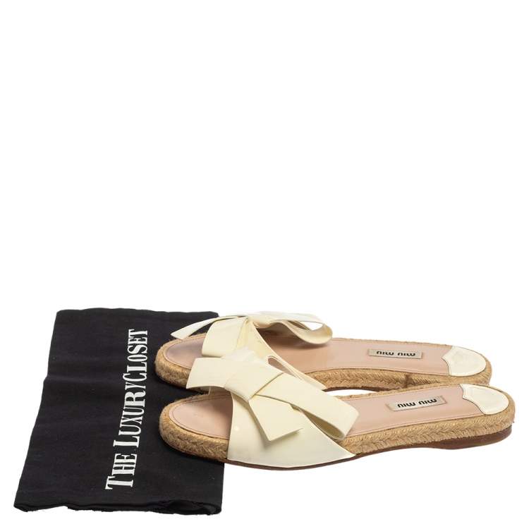 مملوكة مسبقًا Miu Miu White Patent Leather Espadrille Bow Flat Slide Sandals Size 39
