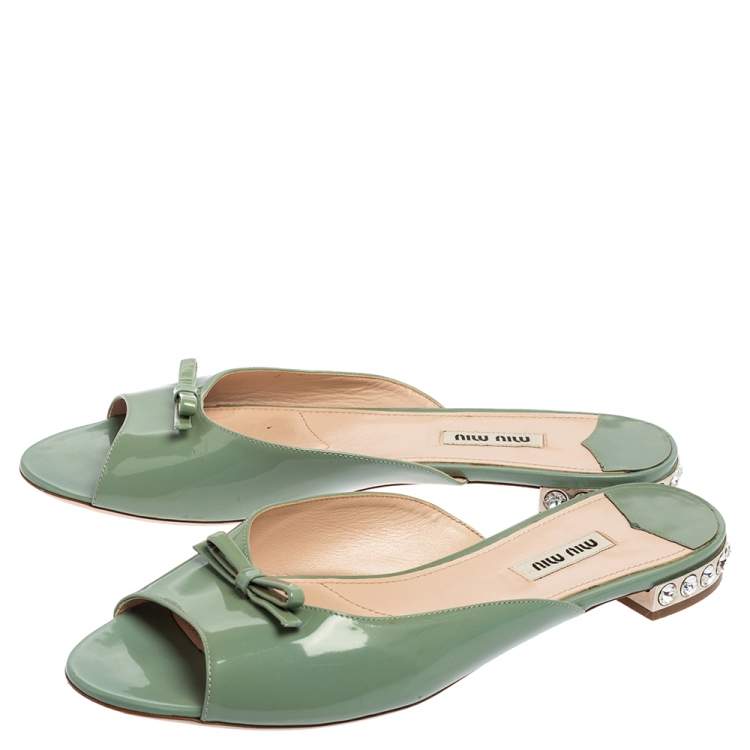 مملوكة مسبقًا Miu Miu Green Patent Leather Bow Detail Jeweled Heel Slide Flats Size 40