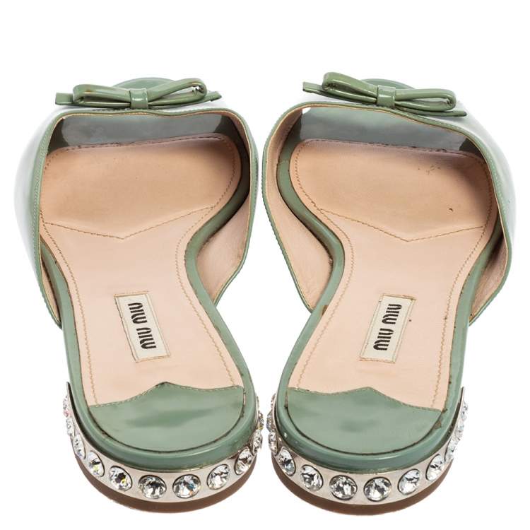 مملوكة مسبقًا Miu Miu Green Patent Leather Bow Detail Jeweled Heel Slide Flats Size 40