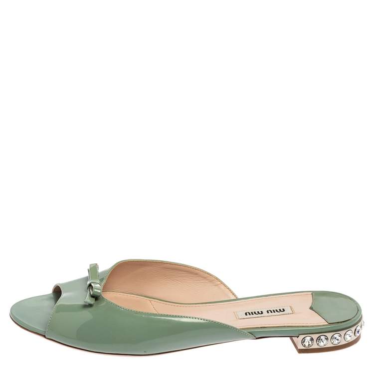 مملوكة مسبقًا Miu Miu Green Patent Leather Bow Detail Jeweled Heel Slide Flats Size 40