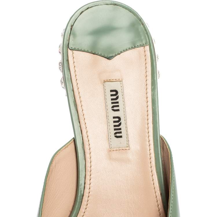 مملوكة مسبقًا Miu Miu Green Patent Leather Bow Detail Jeweled Heel Slide Flats Size 40