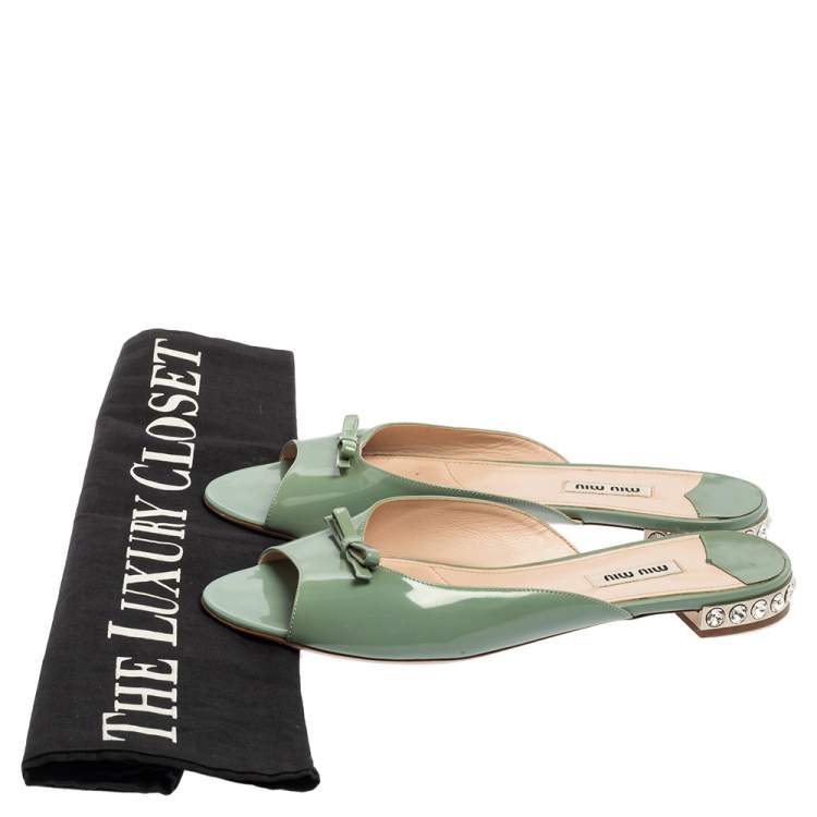 مملوكة مسبقًا Miu Miu Green Patent Leather Bow Detail Jeweled Heel Slide Flats Size 40