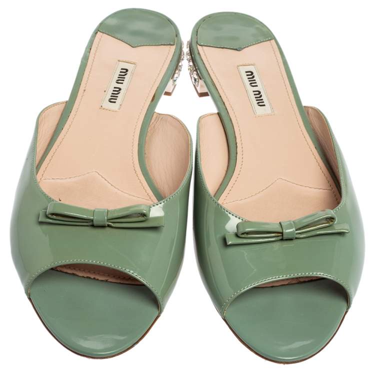 مملوكة مسبقًا Miu Miu Green Patent Leather Bow Detail Jeweled Heel Slide Flats Size 40