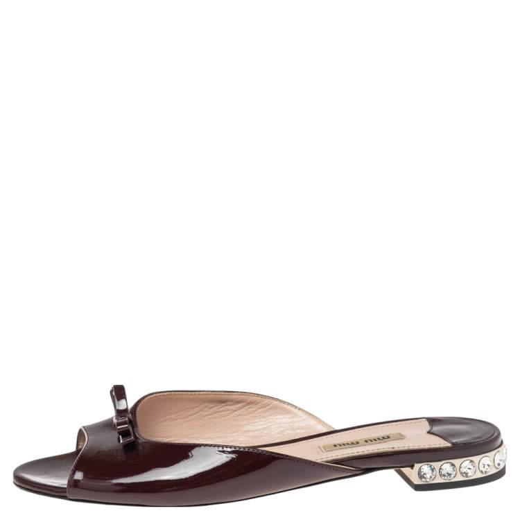 Pre Owned Miu Miu Burgundy Patent Leather Crystal Embellished Bow Slide Flats Size 37.5
