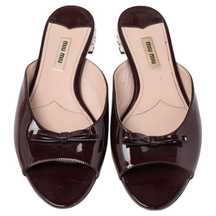 Pre Owned Miu Miu Burgundy Patent Leather Crystal Embellished Bow Slide Flats Size 37.5