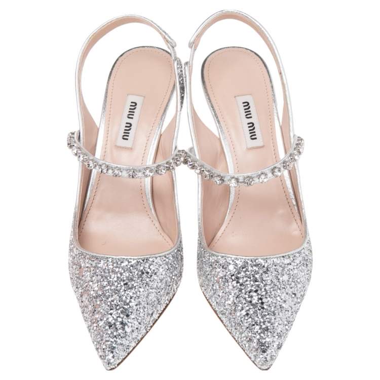 مملوكة مسبقًا Miu Miu Silver Glitter Pointed Toe Slingback Pumps Size 38