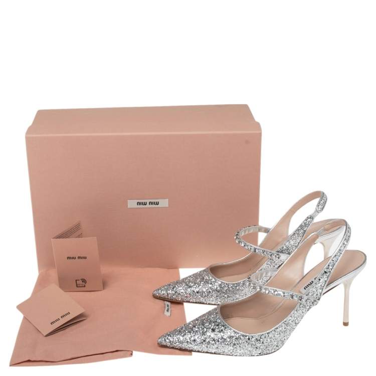 مملوكة مسبقًا Miu Miu Silver Glitter Pointed Toe Slingback Pumps Size 38