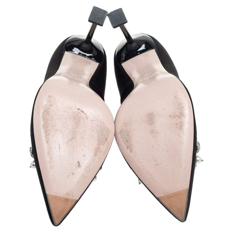 مملوكة مسبقًا Miu Miu Black Satin Crystal and Pearl Embellished Pointed Toe Pumps Size 36