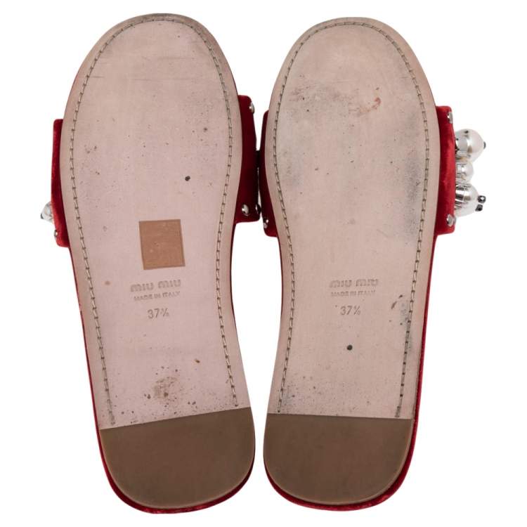 Pre Owned Miu Miu Red Velvet Faux Pearl Embellished Flat Sandals Size 37.5