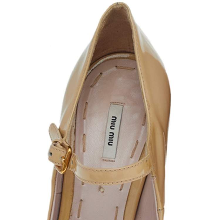 مملوكة مسبقًا Miu Miu Beige Patent Leather Block Heel Mary Jane Pumps Size 38.5