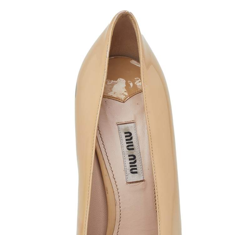 Pre Owned Miu Miu Beige/Black Patent Leather Bow Platform Block Heel Pumps Size 38