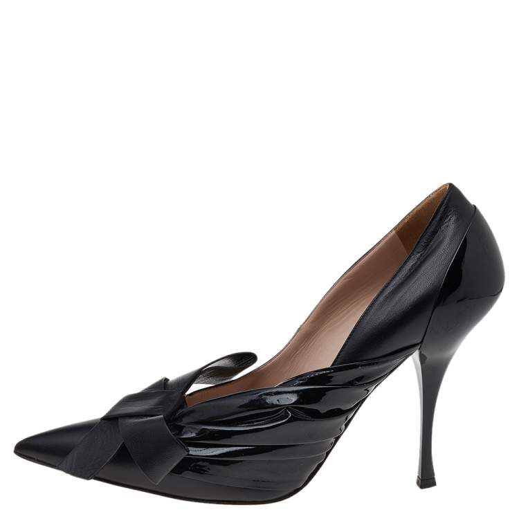 مملوكة مسبقًا Miu Miu Patent And Leather Bow Pointed Toe Pumps Size 40.5