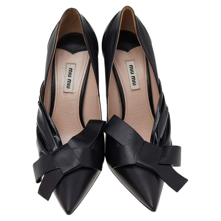 مملوكة مسبقًا Miu Miu Patent And Leather Bow Pointed Toe Pumps Size 40.5