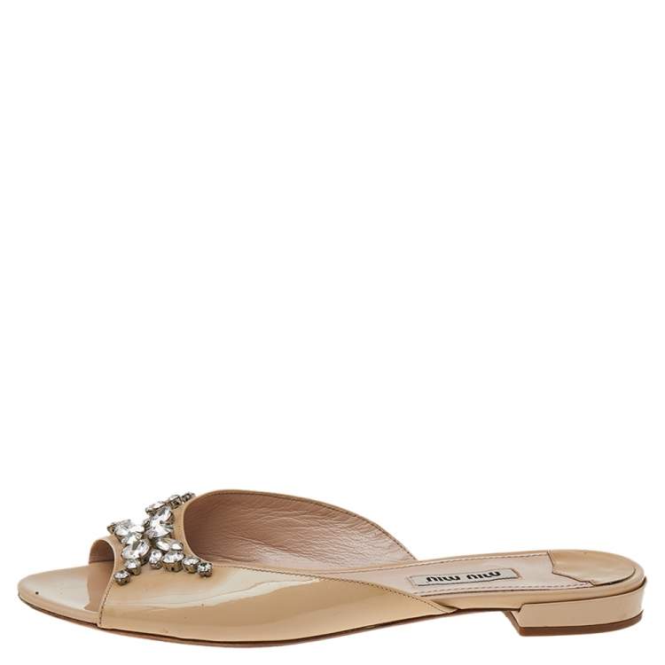 مملوكة مسبقًا Miu Miu Beige Patent Leather Crystal Embellished Slide Sandals Size 37.5