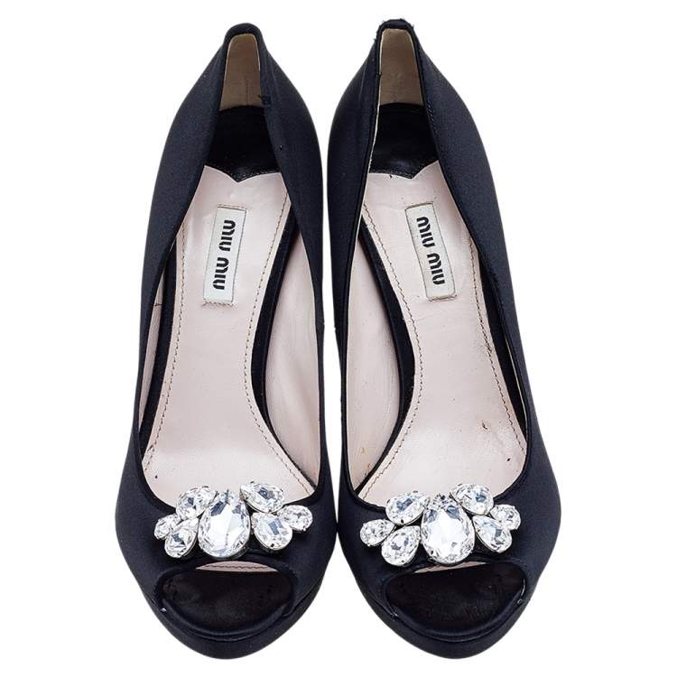 مملوكة مسبقًا Miu Miu Black Satin Peep Toe Pumps Size 41