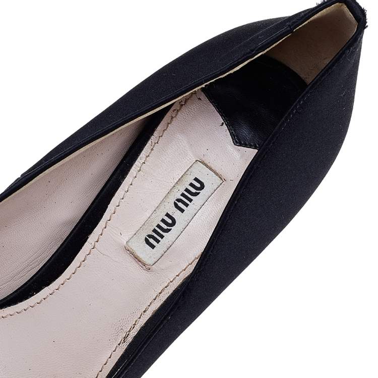 مملوكة مسبقًا Miu Miu Black Satin Peep Toe Pumps Size 41