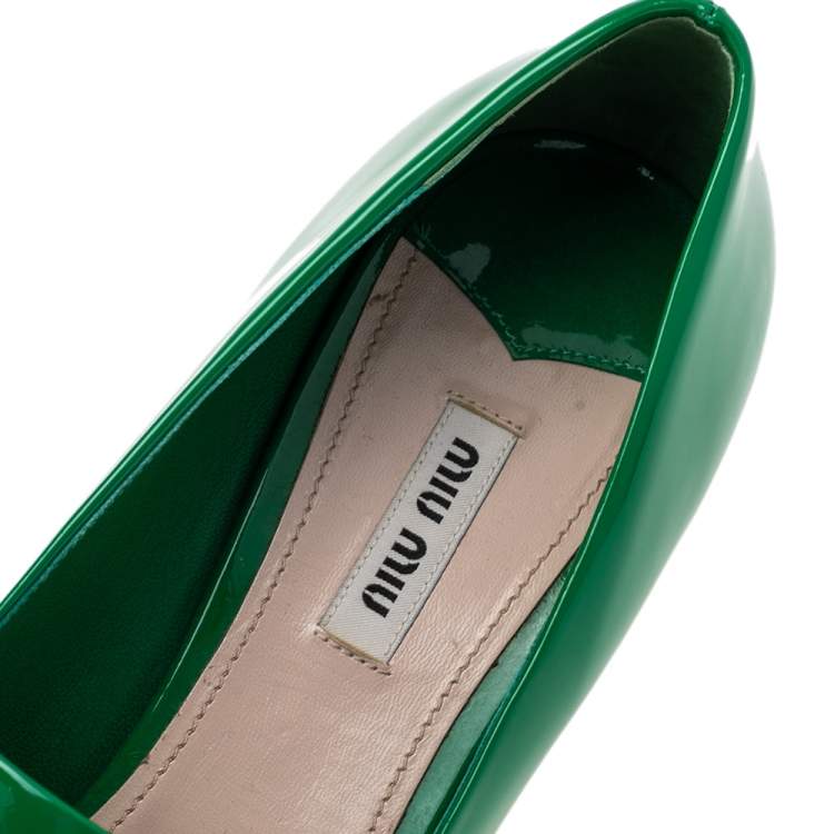 Pre Owned Miu Miu Green/Cream Patent Leather Buckle Loafer Pumps Size 41