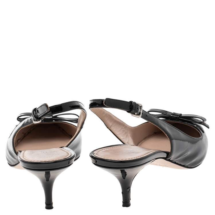 مملوكة مسبقًا Miu Miu Black Patent Leather Bow Pointed Toe Slingback Sandals Size 38.5