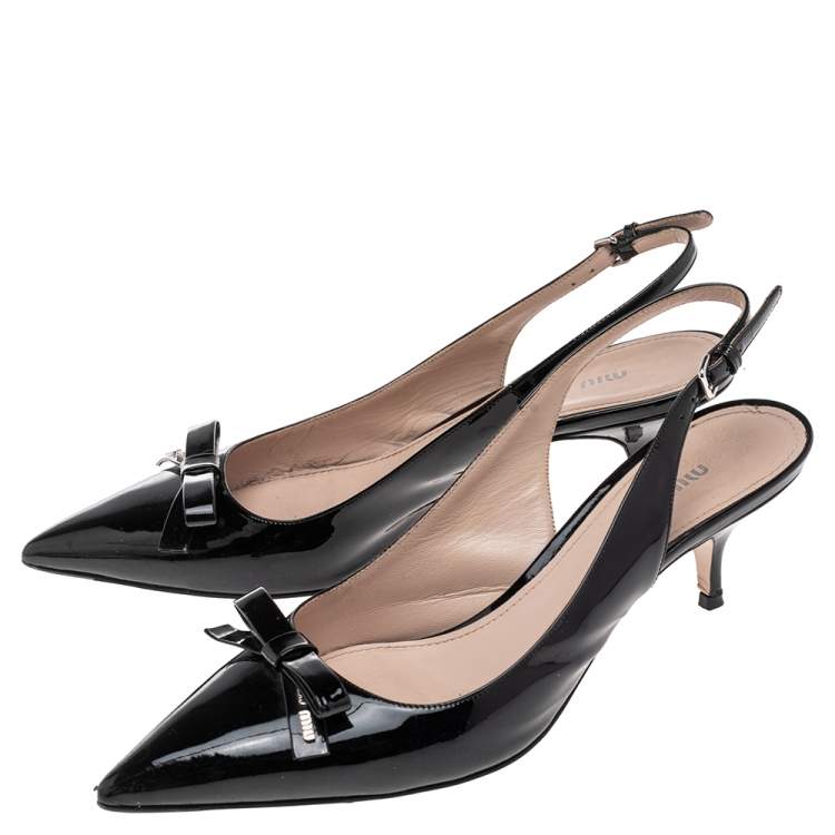 مملوكة مسبقًا Miu Miu Black Patent Leather Bow Pointed Toe Slingback Sandals Size 38.5