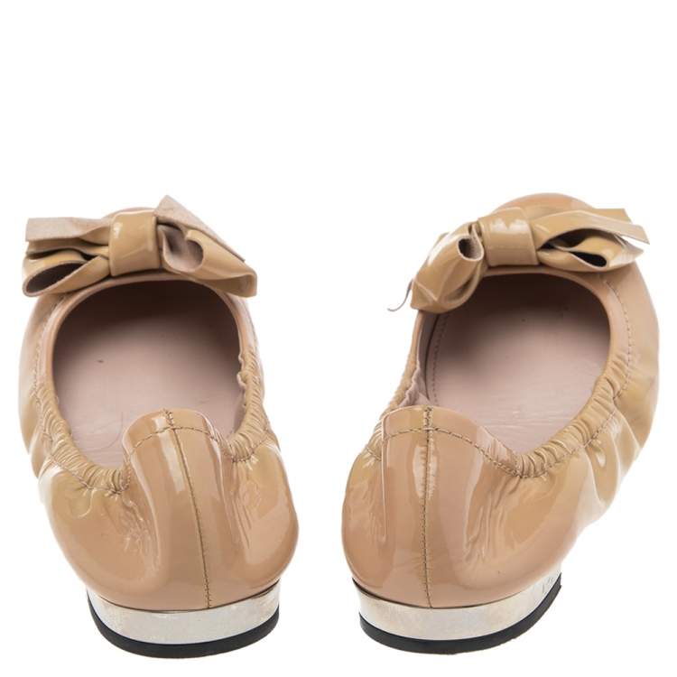 Pre Owned Miu Miu Beige Patent Leather Bow Scrunch Ballet Flats Size 36.5 