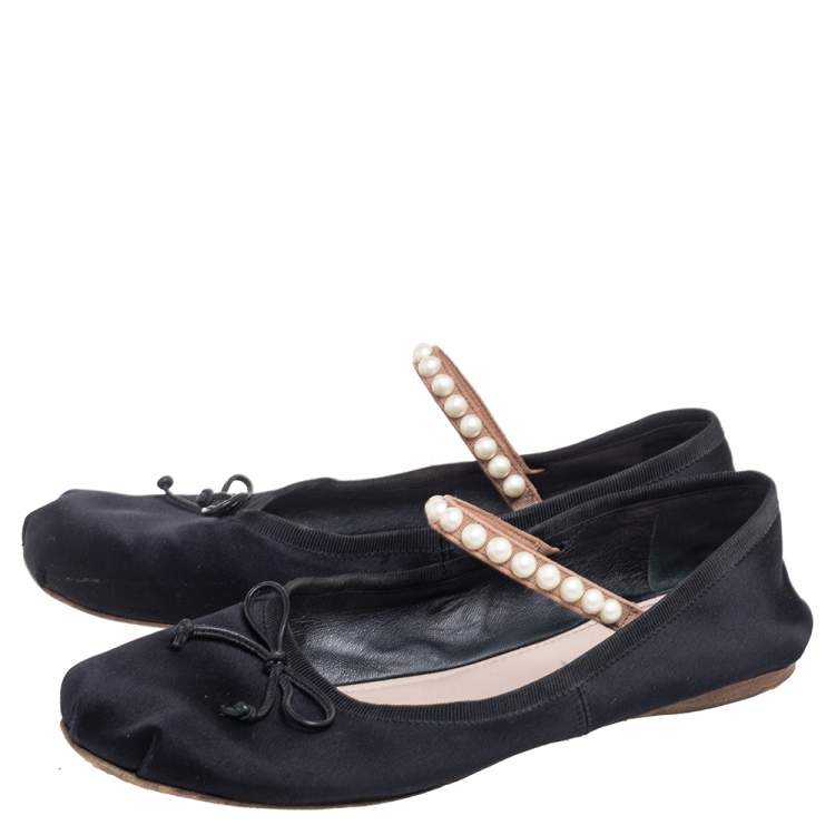 مملوكة مسبقًا Miu Miu Black Satin Embellished Strap Ballet Flats Size 39 