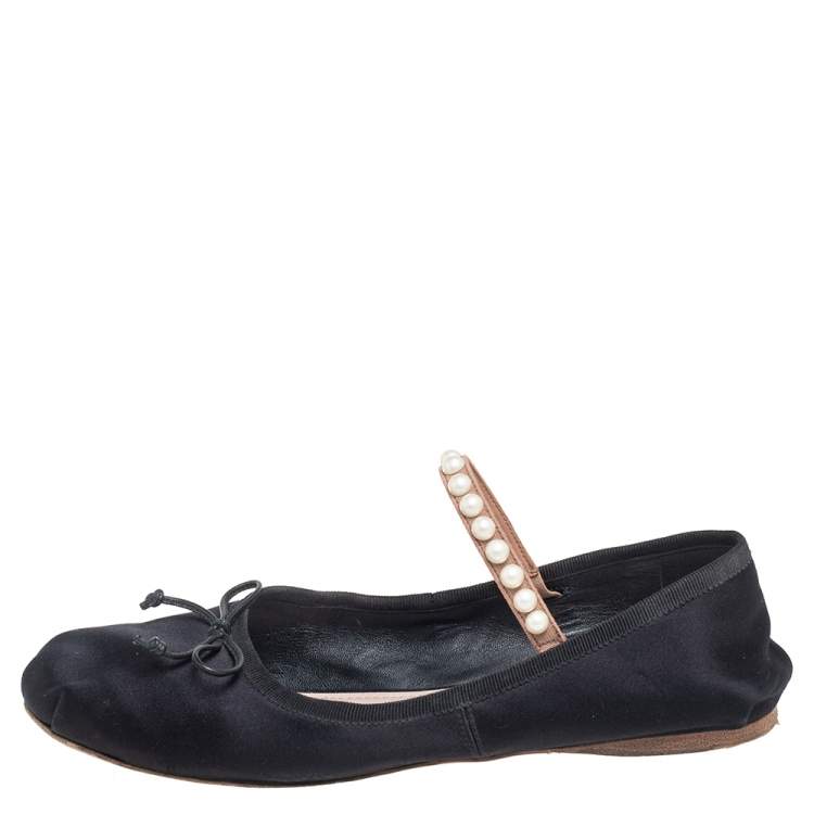 مملوكة مسبقًا Miu Miu Black Satin Embellished Strap Ballet Flats Size 39 