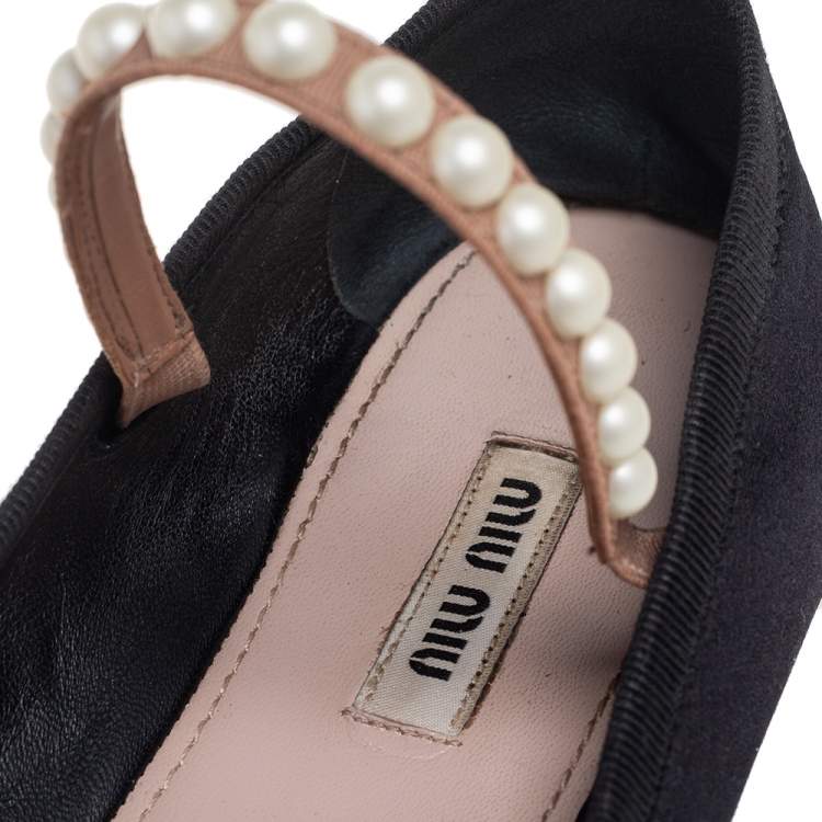 مملوكة مسبقًا Miu Miu Black Satin Embellished Strap Ballet Flats Size 39 