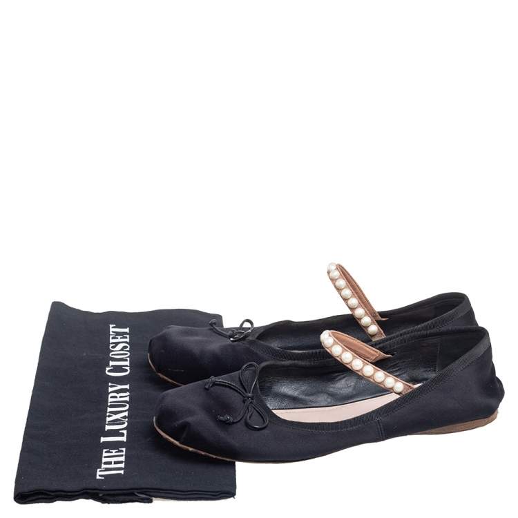 مملوكة مسبقًا Miu Miu Black Satin Embellished Strap Ballet Flats Size 39 