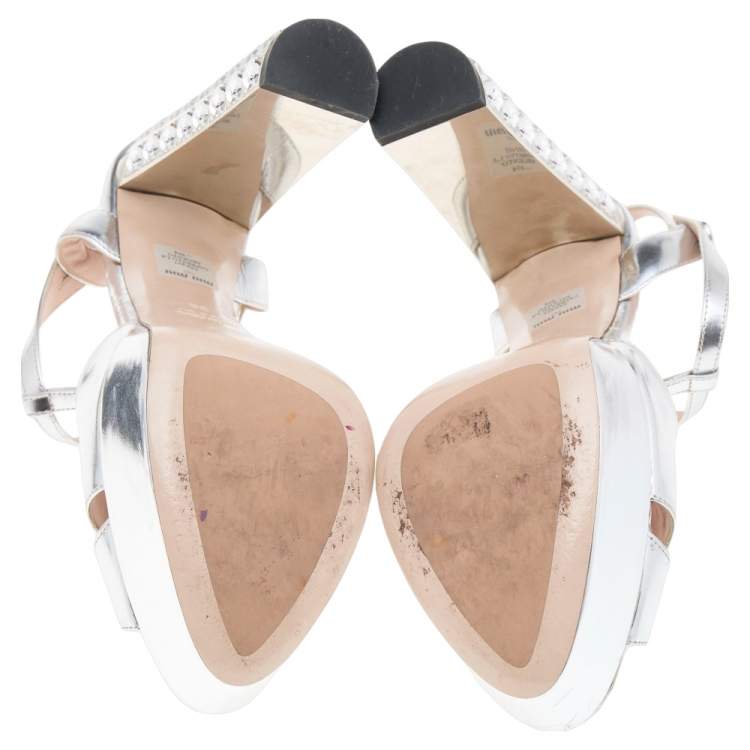 مملوكة مسبقًا Miu Miu Metallic Silver Leather Crystal Embellished Block Heel Ankle Strap Platform Sandals Size 39
