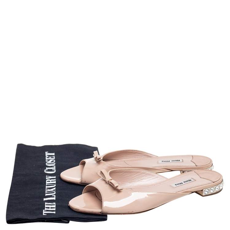مملوكة مسبقًا Miu Miu Beige Patent Leather Bow Detail Jeweled Heel Flat Slides Size 38.5