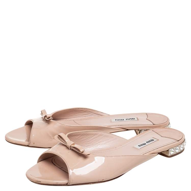 مملوكة مسبقًا Miu Miu Beige Patent Leather Bow Detail Jeweled Heel Flat Slides Size 38.5