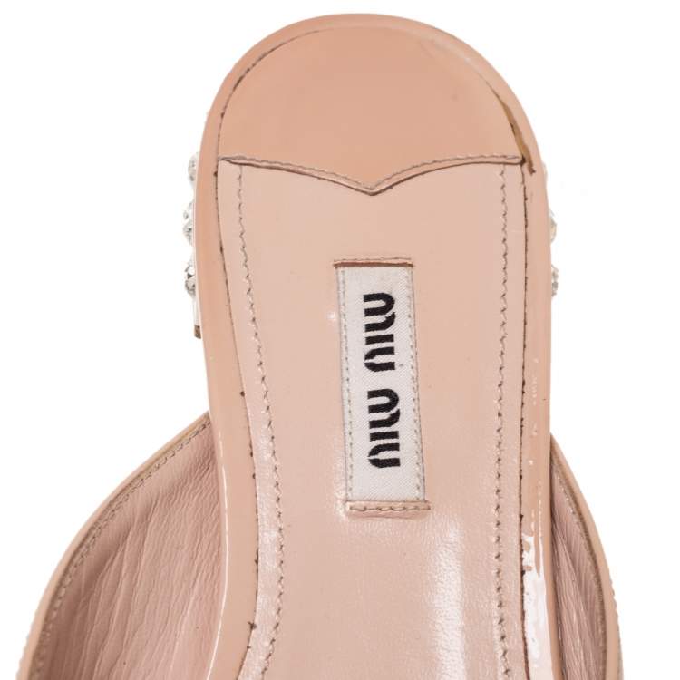 مملوكة مسبقًا Miu Miu Beige Patent Leather Bow Detail Jeweled Heel Flat Slides Size 38.5