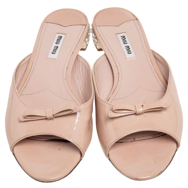 مملوكة مسبقًا Miu Miu Beige Patent Leather Bow Detail Jeweled Heel Flat Slides Size 38.5