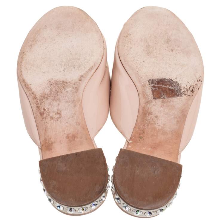 مملوكة مسبقًا Miu Miu Beige Patent Leather Bow Detail Jeweled Heel Flat Slides Size 38.5