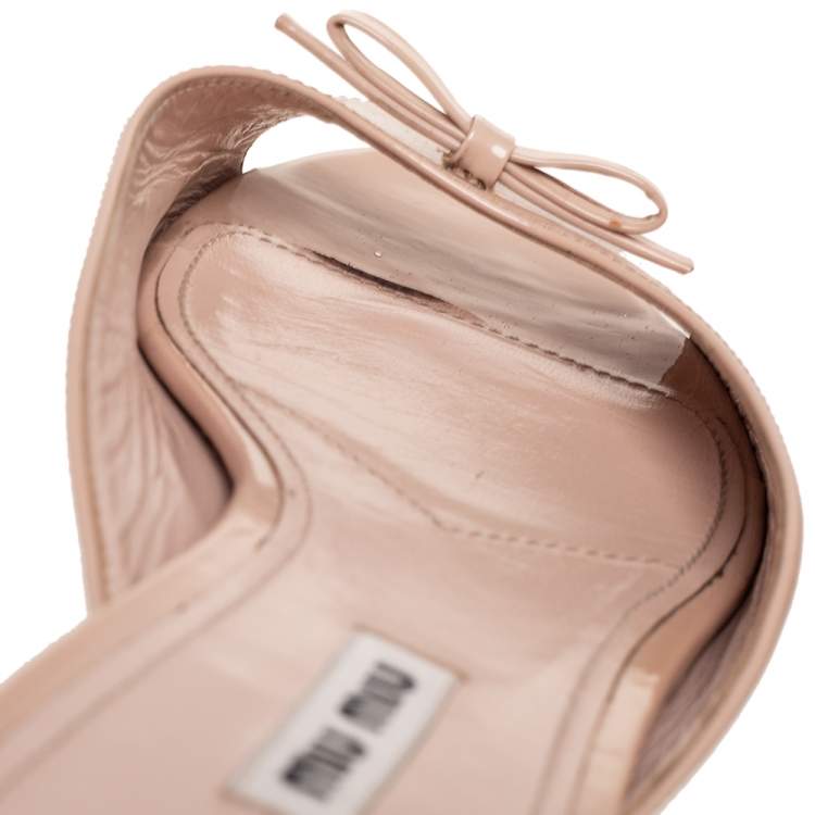 مملوكة مسبقًا Miu Miu Beige Patent Leather Bow Detail Jeweled Heel Flat Slides Size 38.5