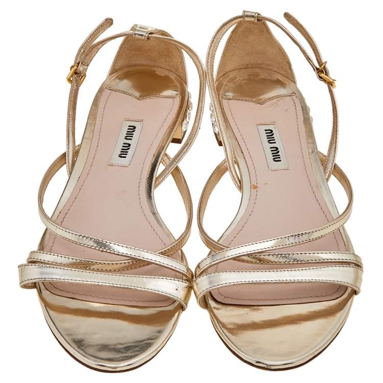 مملوكة مسبقًا Miu Miu Gold Leather Embellished Flats Sandals Size 39.5