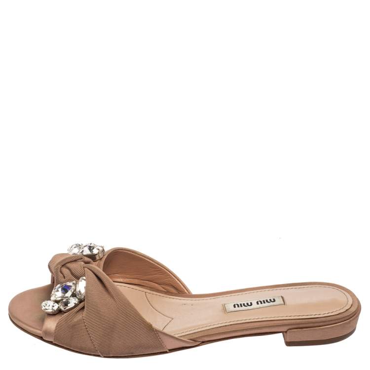 مملوكة مسبقًا Miu Miu Dusty Pink Satin and Canvas Knot Crystal Embellished Flat Slides Size 37.5