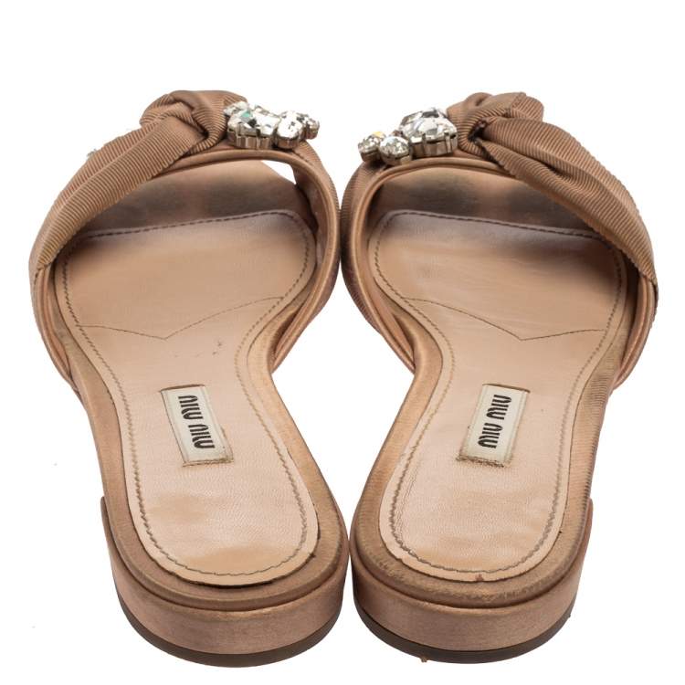 مملوكة مسبقًا Miu Miu Dusty Pink Satin and Canvas Knot Crystal Embellished Flat Slides Size 37.5