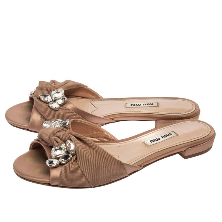 مملوكة مسبقًا Miu Miu Dusty Pink Satin and Canvas Knot Crystal Embellished Flat Slides Size 37.5
