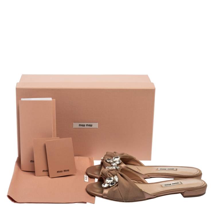 مملوكة مسبقًا Miu Miu Dusty Pink Satin and Canvas Knot Crystal Embellished Flat Slides Size 37.5