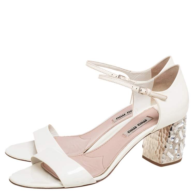 مملوكة مسبقًا Miu Miu White Patent Leather Crystal Embellished Heel Sandals Size 38