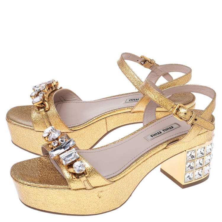مملوكة مسبقًا Miu Miu Gold Patent Leather Crystal Embellished Block Heel Ankle Strap Sandals Size 38.5