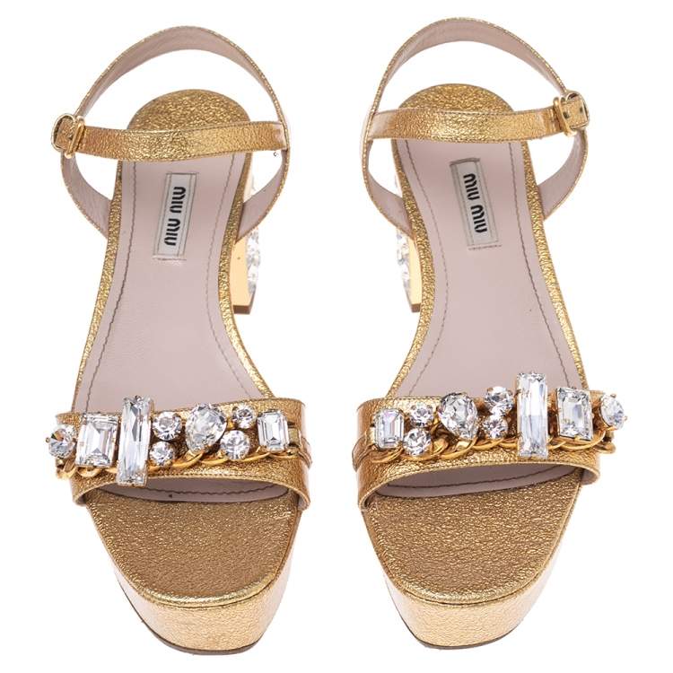 مملوكة مسبقًا Miu Miu Gold Patent Leather Crystal Embellished Block Heel Ankle Strap Sandals Size 38.5