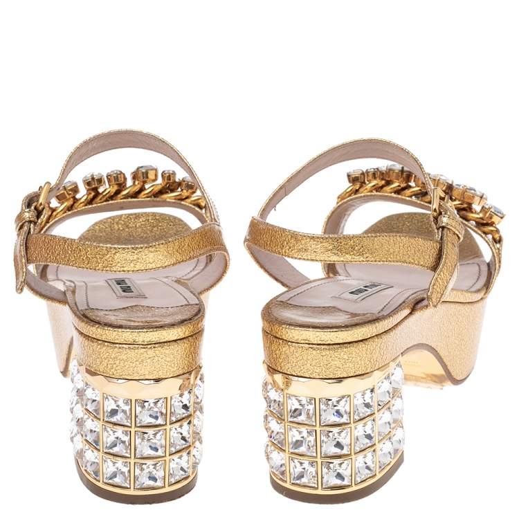 مملوكة مسبقًا Miu Miu Gold Patent Leather Crystal Embellished Block Heel Ankle Strap Sandals Size 38.5
