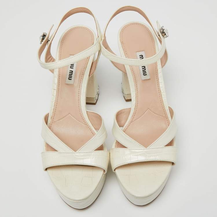 مملوكة مسبقًا Miu Miu Off-White Croc Embossed Leather Crystal Embellished Block Heel Platform Sandals Size 38.5