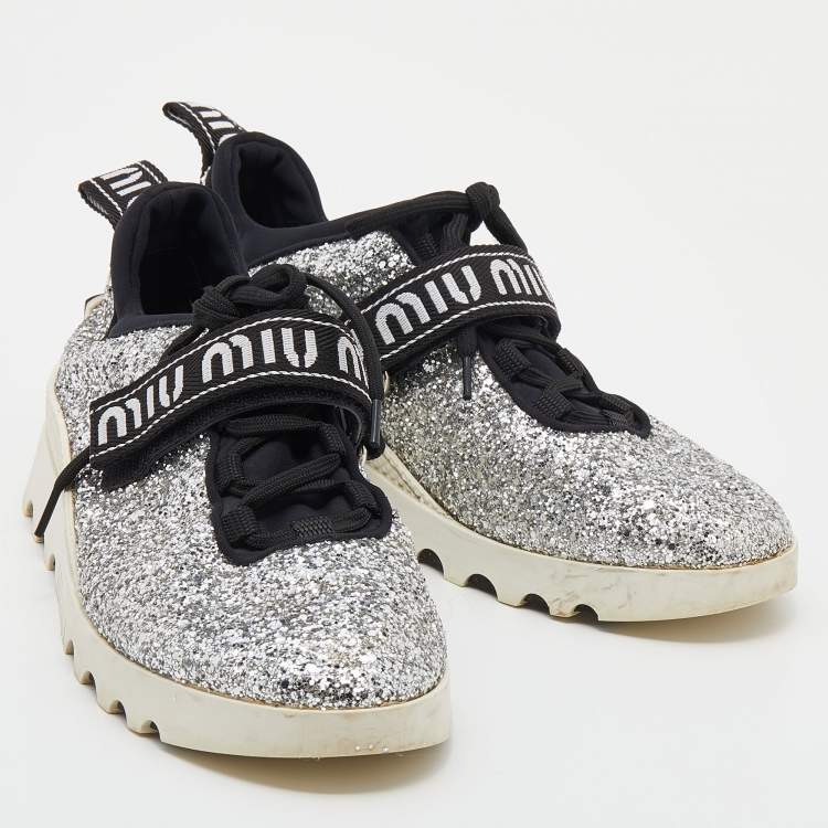 مملوكة مسبقًا Miu Miu Silver Glitter Low Top Sneakers Size 39.5