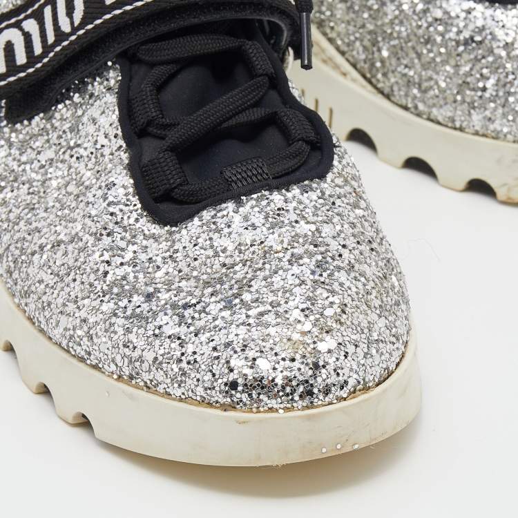 مملوكة مسبقًا Miu Miu Silver Glitter Low Top Sneakers Size 39.5