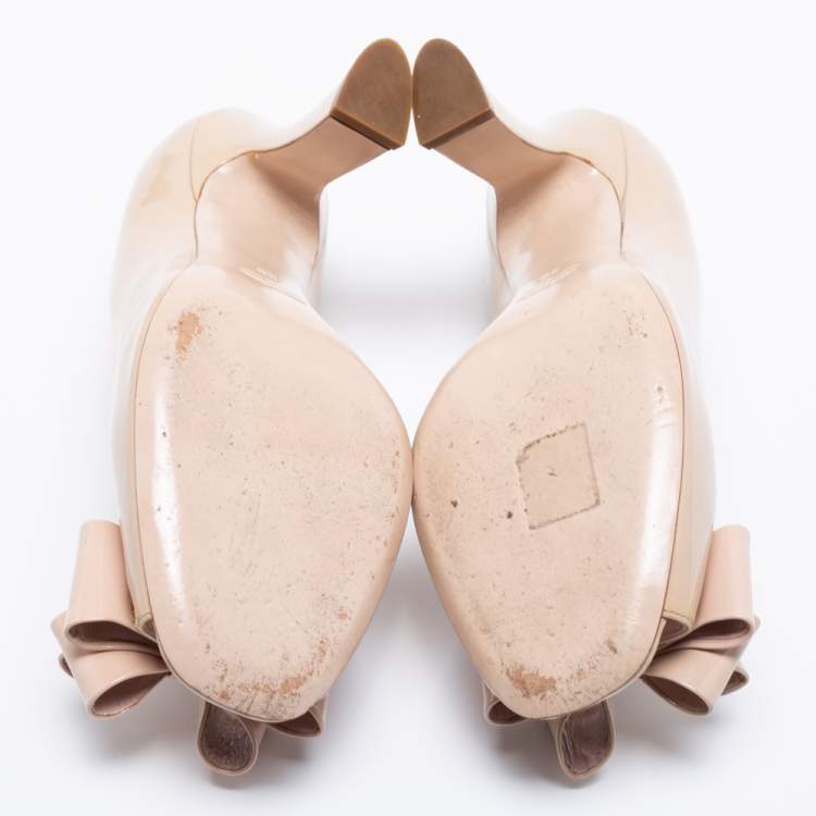 مملوكة مسبقًا Miu Miu Beige Patent Leather Bow Peep Toe Pumps Size 39