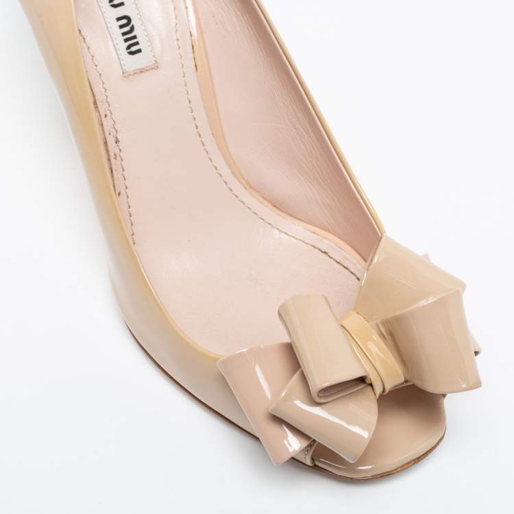 مملوكة مسبقًا Miu Miu Beige Patent Leather Bow Peep Toe Pumps Size 39